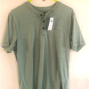Abercrombie New soft air knit T. Lt mint green. Lg. Pics not true to color.